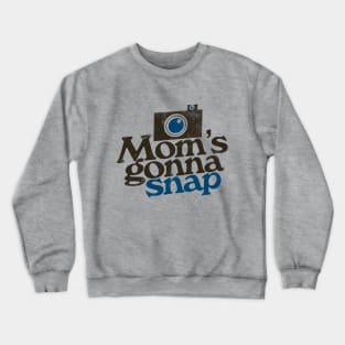 Mom's gonna snap photographer mommy Crewneck Sweatshirt